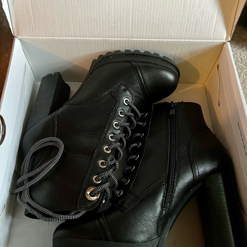 ALDO; Victorian Black Leather Lace-up Boots; sz 8 - Picture 5 of 10